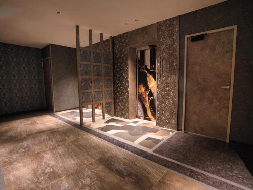 a room with a tile floor and a glass door at HOTEL The KAISER -全室人工ラドン温泉- in Kanie