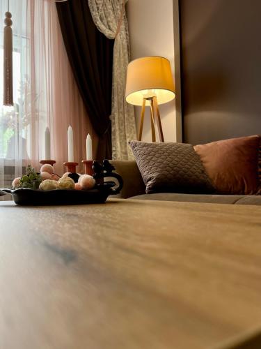 un vassoio di candele su un tavolo accanto a un divano di Центр Медова Квартира подобово a Ternopilʼ