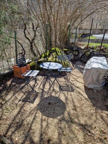 une table et des chaises avec un bouquet de bananes dans l'établissement La Genette, à Prats-de-Mollo-la-Preste