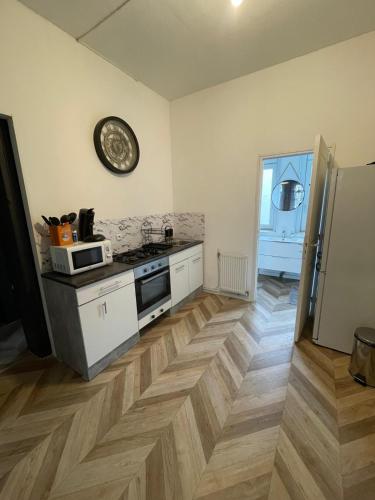 une cuisine avec une cuisinière et un comptoir dans l'établissement Appartement en rez de chaussez, à Bourbourg