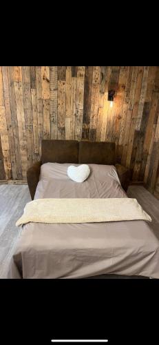 - un lit avec un oreiller blanc dans l'établissement T2 Tout confort dans un cadre exceptionnel !, à Arles