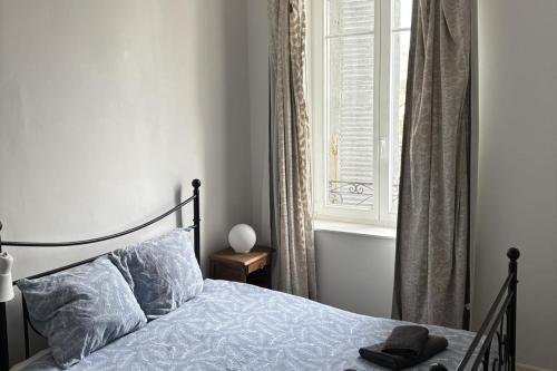 モンモリヨンにある2 Bed-Roof Terrace-Town Centre-Petsのベッドと窓のある寝室