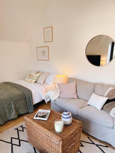 un salon avec un canapé et une table dans l'établissement Private, Cozy Home, à Kaunas