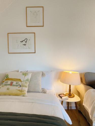 une chambre avec un lit et une table avec une lampe dans l'établissement Private, Cozy Home, à Kaunas