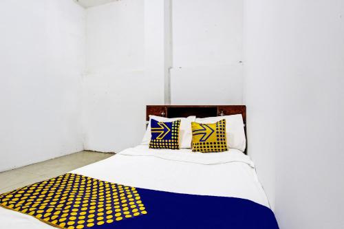 Ένα ή περισσότερα κρεβάτια σε δωμάτιο στο Hotel O Adinda Kost
