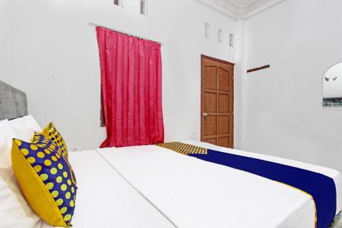 Ένα ή περισσότερα κρεβάτια σε δωμάτιο στο Hotel O Adinda Kost