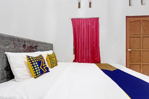 Ένα ή περισσότερα κρεβάτια σε δωμάτιο στο Hotel O Adinda Kost