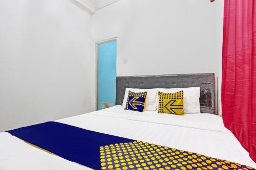 Ένα ή περισσότερα κρεβάτια σε δωμάτιο στο Hotel O Adinda Kost