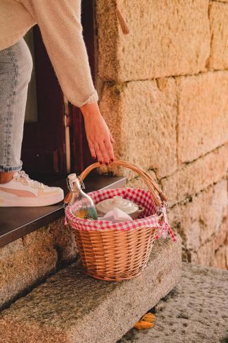 una persona parada junto a una canasta en una pared en Casal de Tralhariz - Douro Valley, en Tralhariz