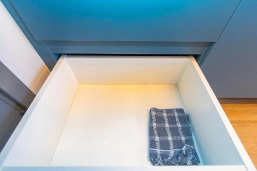 a box with a towel in it in a room at Vibe Curitiba by Housi, próximo à Ligga Arena e Praça do Japão in Curitiba
