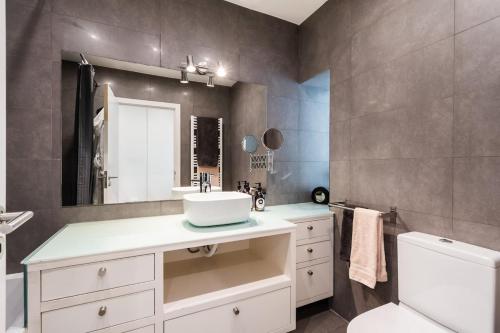 Ένα μπάνιο στο Luxury Villa with a pool in the city - No Parties Allowed