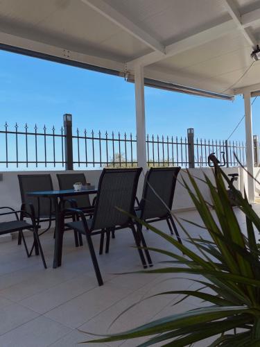 Балкон или терраса в Serene Vista Family Villa