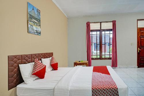 Postel nebo postele na pokoji v ubytování Capital O 92214 Beristera Hotel