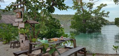 a picnic table next to a body of water at manyaifun guest house in Minyaifuin