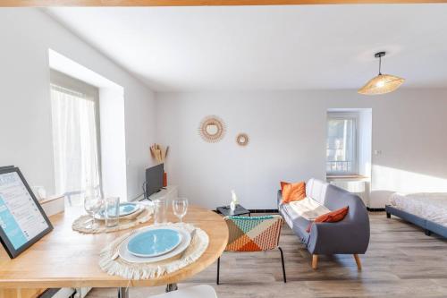 un salon avec une table et un canapé dans l'établissement Le Cosy, à Tournon-sur-Rhône