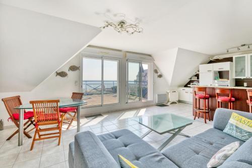 un salon avec un canapé et une table dans l'établissement Appartement exceptionnel sur mer, au Croisic