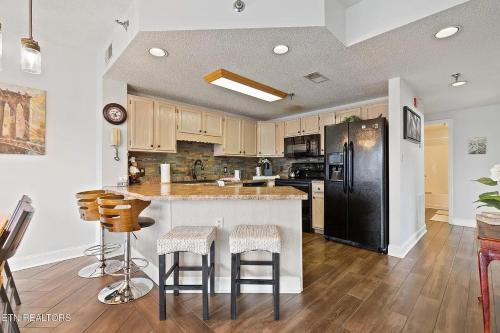 Кухня или мини-кухня в River Place Condos #610 3BD
