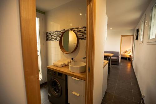 Un baño con lavabo y lavadora. en Le Panorama Valentinois, en Valence