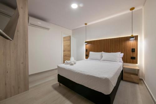 a bedroom with a large bed with a wooden headboard at Hotel Blu Sai in San Andrés