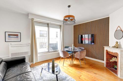 un salon avec un canapé et une table dans l'établissement Duplex cozy a Proximite de la Tour Eiffel with AC, à Paris
