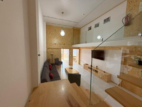 un salon avec un canapé et une télévision dans l'établissement Porto Encanto- 7 Bedrooms, à Porto