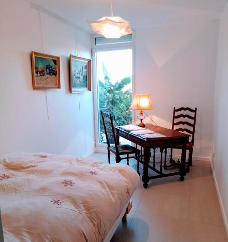 - une chambre avec un bureau, un lit et une fenêtre dans l'établissement Terrasse de Malissol, à Vienne