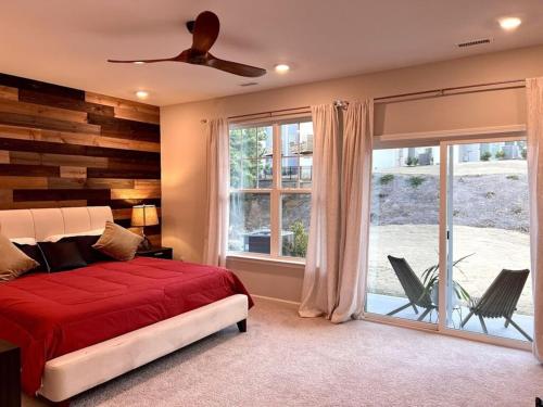 a bedroom with a red bed and a window at The Villas Buckingham 10 mins to RDU Airport Duke Downtown in Durham