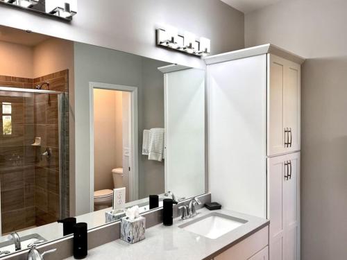 a bathroom with two sinks and a large mirror at The Villas Buckingham 10 mins to RDU Airport Duke Downtown in Durham