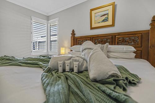 Katil atau katil-katil dalam bilik di Salt and Serenity - Beachside Escape with Pool