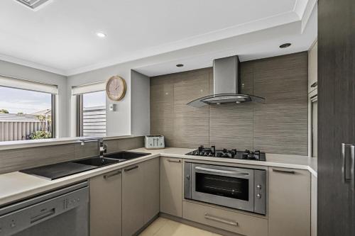 Dapur atau dapur kecil di Salt and Serenity - Beachside Escape with Pool