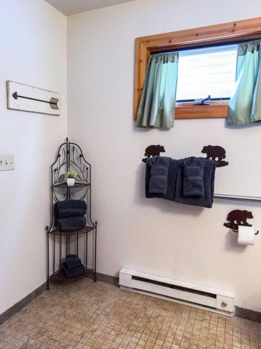 Φωτογραφία από το άλμπουμ του Kinnikinnick Retreat Steps from the Lake and Board walk, 5 min drive to RMNP. σε Grand Lake