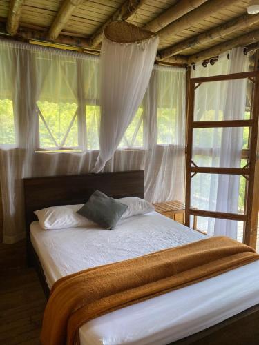 Rúm í herbergi á Glamping Falan Tolima