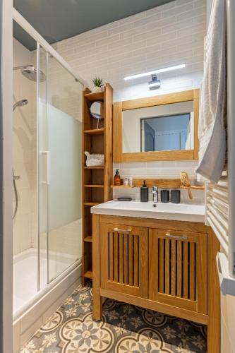 une salle de bain avec un lavabo et une douche dans l'établissement Cozy Pineapple - proche du 17 eme, à Asnières-sur-Seine