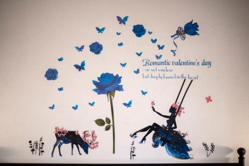 a sticker of a woman with butterflies on a wall at Agriturismo Meriggio in Semproniano