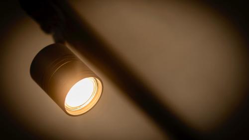a light on the ceiling of a room at Stadthaus Neckarsulm serviced apartments – Stadthaus Heiner in Neckarsulm