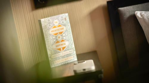 a mirror on a table in a hotel room at Stadthaus Neckarsulm serviced apartments – Stadthaus Heiner in Neckarsulm