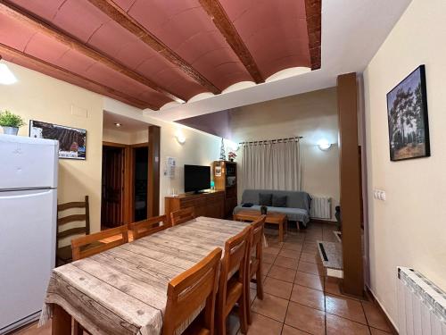 una cucina e una sala da pranzo con tavolo e frigorifero di Casa Rural Hoces del Cabriel a Villargordo del Cabriel