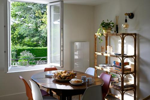 - une salle à manger avec une table et un bol de nourriture dans l'établissement La Petite Sommière, à Besançon