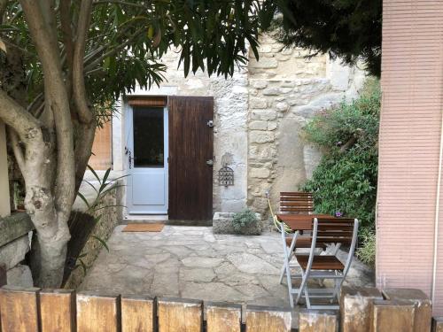 une porte en bois avec un banc devant une maison dans l'établissement studio au coeur de Lacoste, à Lacoste
