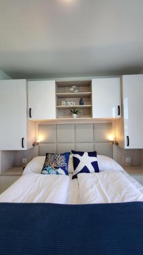 Кровать или кровати в номере Floating House - MARINA PEARL