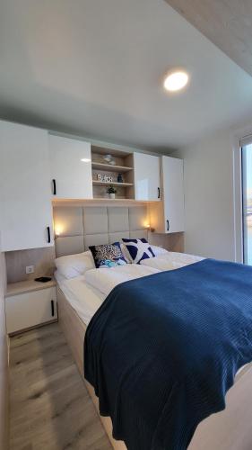 Кровать или кровати в номере Floating House - MARINA PEARL