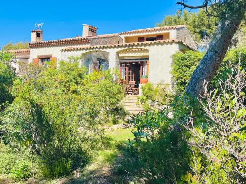 une maison à flanc de colline dans l'établissement Maison Domaine privé de Port d 'Alon, aux Lecques