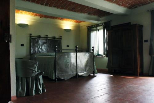 a bedroom with a bed in the corner of a room at Agriturismo Dei Magi in Priocca