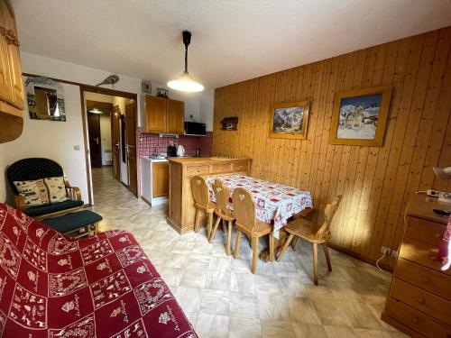 une cuisine et une salle à manger avec une table et des chaises dans l'établissement Aravis B18-appartement 4/5 pers, belle vue, à La Clusaz