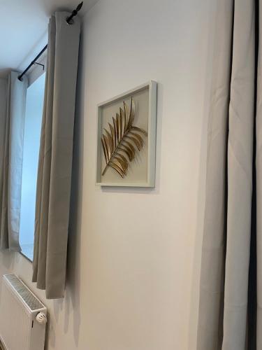 a picture of a feather on a wall next to a window at Ferienwohnung direkt am Goldberg in Selb in Selb
