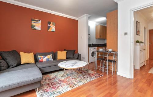 Kuchyň nebo kuchyňský kout v ubytování Stylish Town Centre Apartment, ALLOCATED FREE PARKING SPACE, RICKMANSWORTH HIGH STREET, Modern Decor, Juliet Balcony, Walking Distance to Rickmansworth Station Metropolitan Line