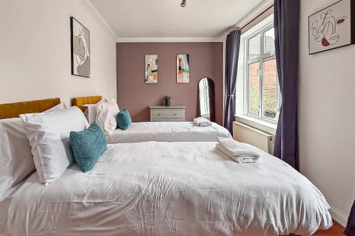 Postel nebo postele na pokoji v ubytování Stylish Town Centre Apartment, ALLOCATED FREE PARKING SPACE, RICKMANSWORTH HIGH STREET, Modern Decor, Juliet Balcony, Walking Distance to Rickmansworth Station Metropolitan Line