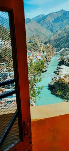 Una vista de un río desde una ventana en Sangam View Home stay, en Devaprayāg