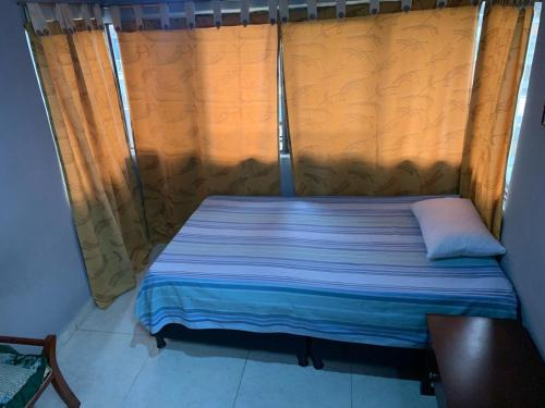 a small bed in a room with a window at Mirador de Rosales in Dosquebradas