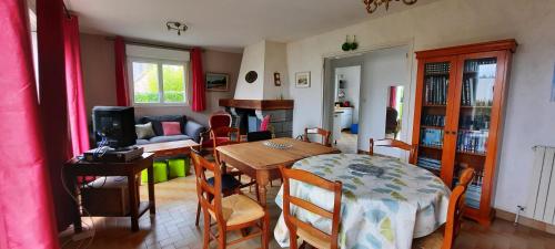 un salon avec une table et une salle à manger dans l'établissement Ty Tad, à Plougonvelin
